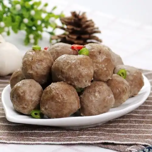 牛肉丸还可烤着吃,烧烤时把牛肉丸剖成两半,抹上酱料和蜂蜜烤熟即可