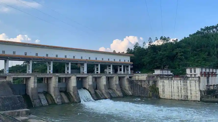 这是水库的泻水堤坝.