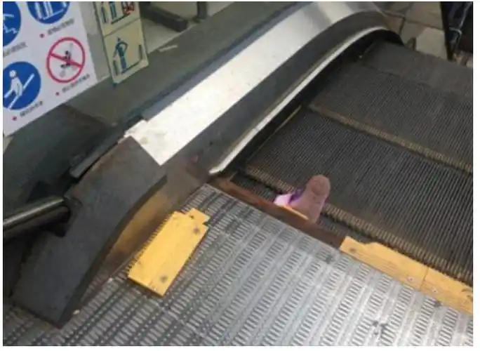 梳齿板梳齿与踏板面齿槽的啮合深度至少为mm间隙不应超过mm