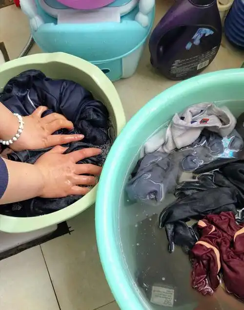 这是妈妈洗衣服的手,每一次洗衣服,妈妈都要先手洗再机洗!