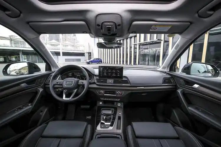 内饰上新,全新奥迪q5l标配运动座椅,其上覆盖带缝线及滚边设计的组合