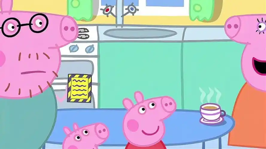 小猪佩奇刚回家佩奇就给妈妈说爸爸被贴罚单还被警官叫去上课