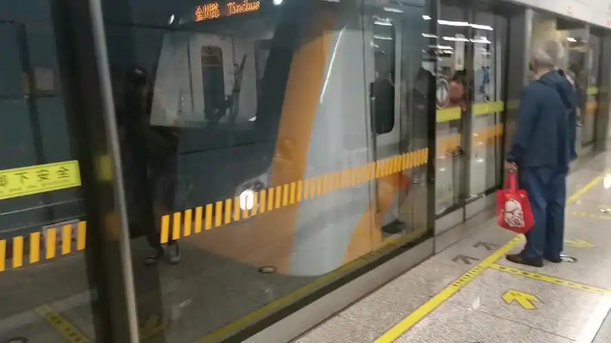 昆明地铁4号线0401元老往金川路方向进斗南站