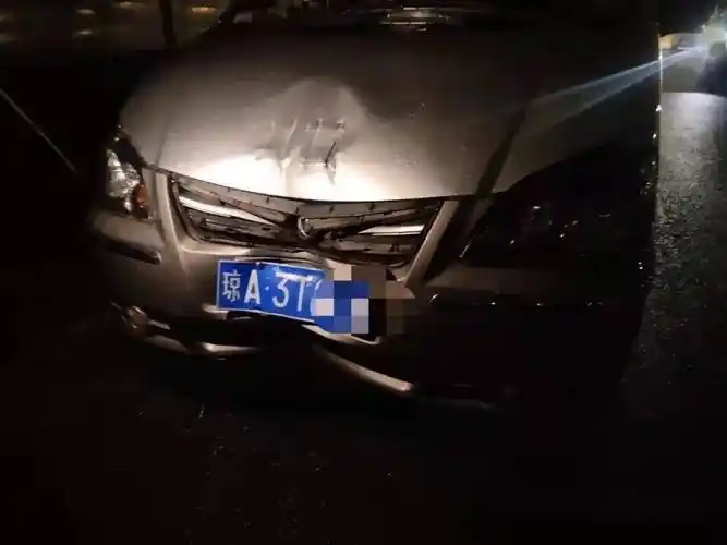 夜晚琼海街头突发车祸肇事司机跑了