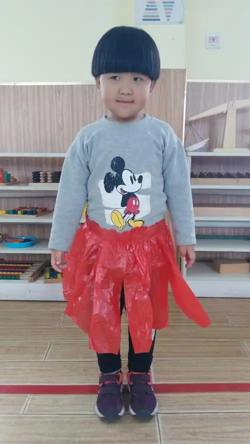 我的衣服是妈妈用红色塑料袋做的裙子,很漂亮!