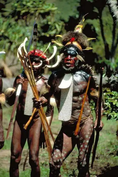 死亡的气息:走进神秘的食人族部落