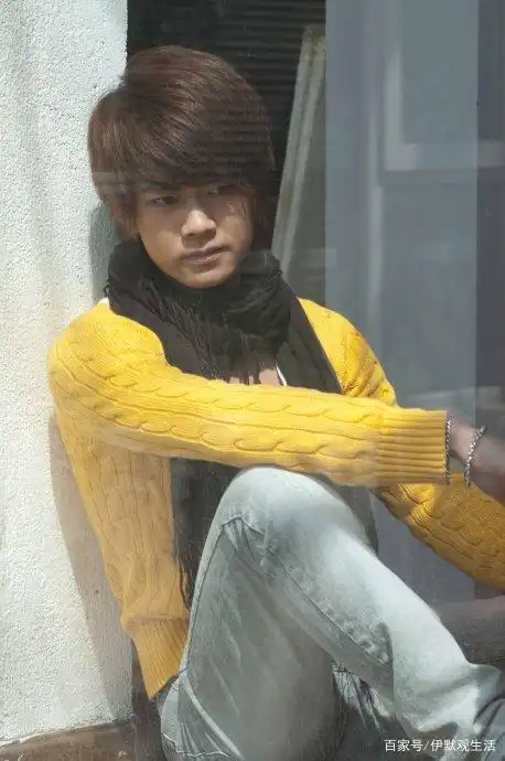 任嘉伦霸屏数月,俘获千万粉丝,曾经的机场地勤凭啥这么火?