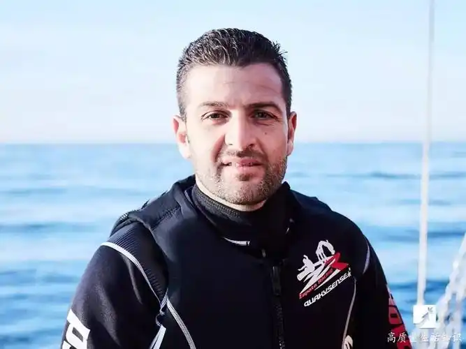 只需脚踩上它就能在空中自由飞翔,太神奇了!