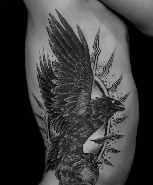 暗黑乌鸦骷髅纹身图片_腰部点刺欧美写实纹身图案