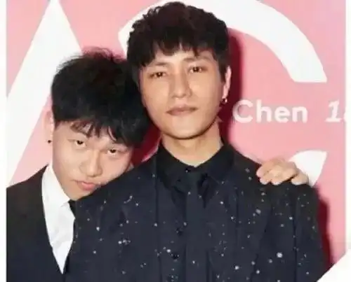 陈坤儿子晒与女生合照