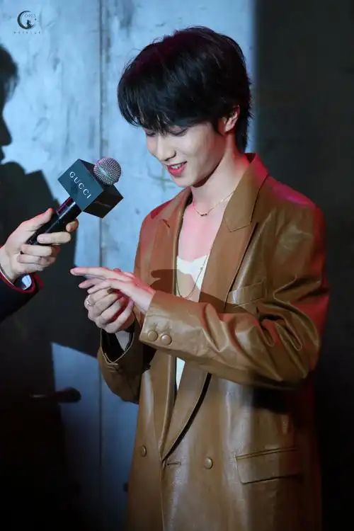 刘耀文卡其色皮衣##gucci上海大秀