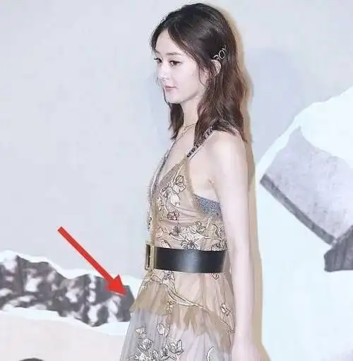 为何都在传赵丽颖怀孕因为她的肚子真的比以前大了