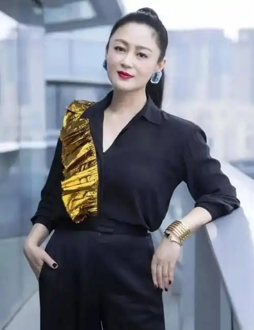 陈凯歌携三婚老婆走红毯小17岁陈红断崖式衰老满脸沧桑