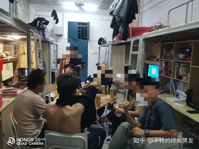 大学男生宿舍里,台式机能有多爽!