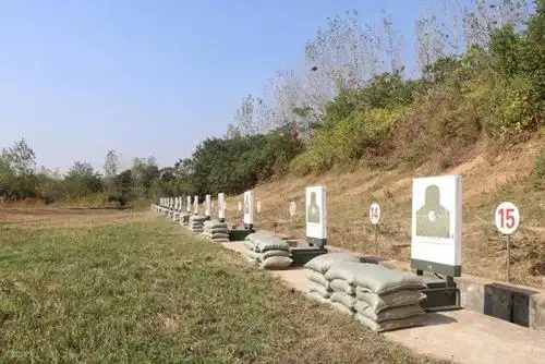训练要从难从严 从实战出发 新兵们进行实弹射击前 要徒步前往靶场 第