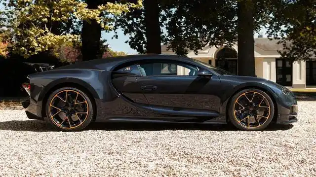 布加迪创造了这款用24k黄金装饰的特别版,为了纪念埃托雷·布加迪的长