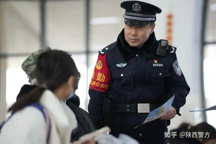 西铁临潼警务区来了个穿白衬衫的新民警