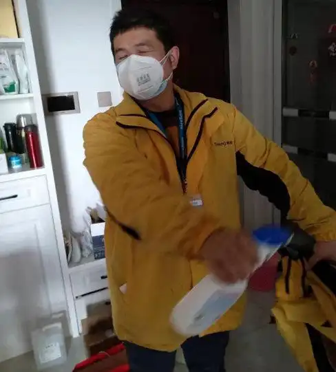 杨杰到家之后正在进行全身消毒