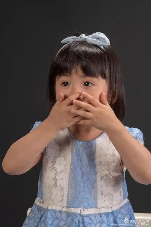 女童肖像照,百变表情包