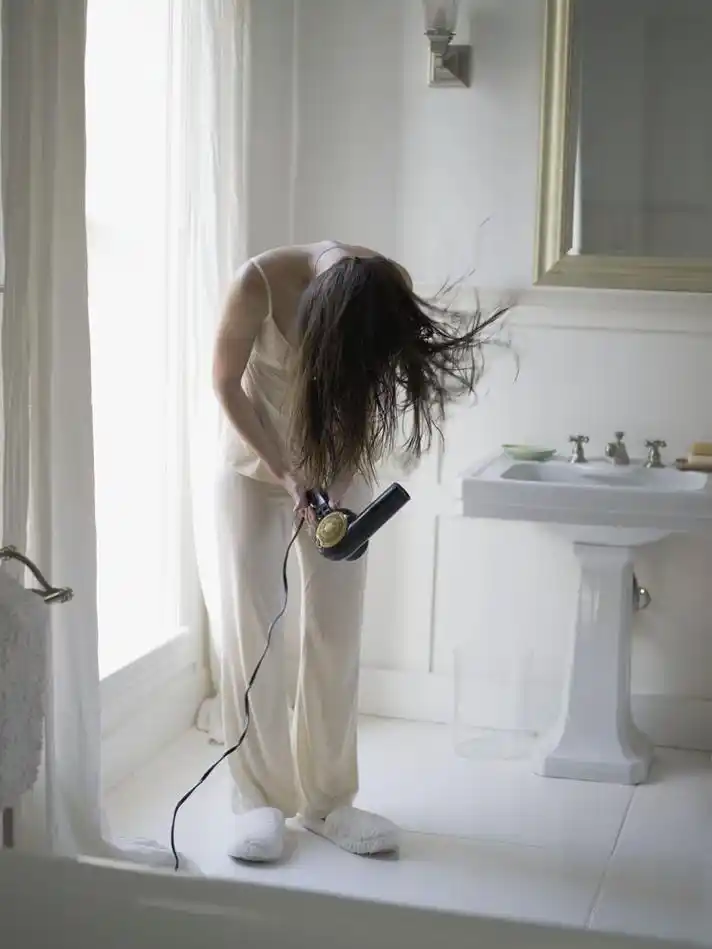 地板上头发太难清理?只需要一个塑料袋,瞬间变干净!