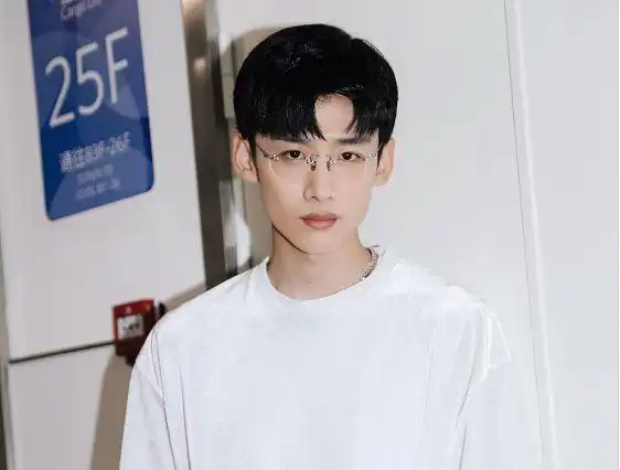 最近又曝出了吴亦凡和古力娜扎在一起的消息,听到这个消息,小编心里