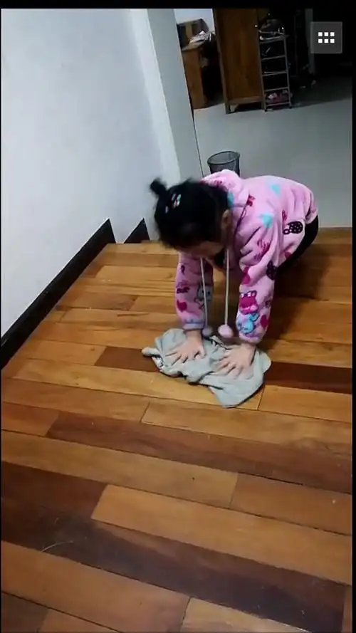 回到家了,我要用我自己的方式爱妈妈.擦擦地板,我的小手真能干.