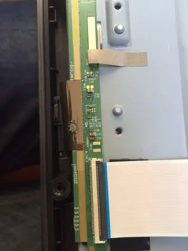 康佳液晶电视机55寸 型号ed55f5590pf,安装底座时碰到排线,造成屏幕