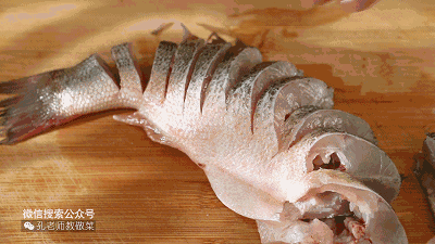 高端操作版清蒸鲈鱼,精致年菜就要这么做——孔雀开屏鱼