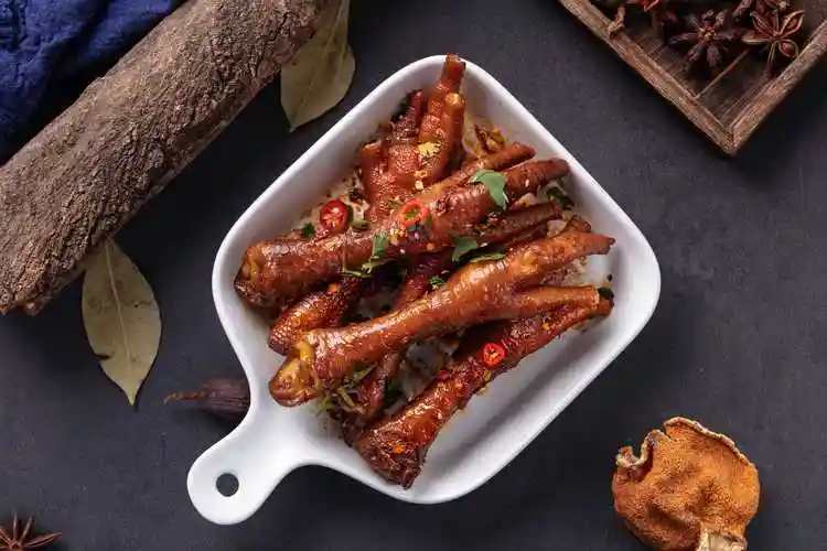 整只鸡爪才过瘾,卤汁入味