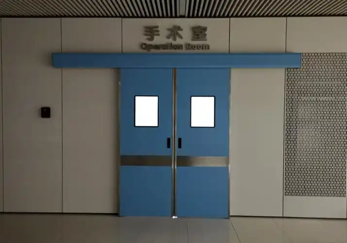 几个小时后,李亚诺被推出了手术室.