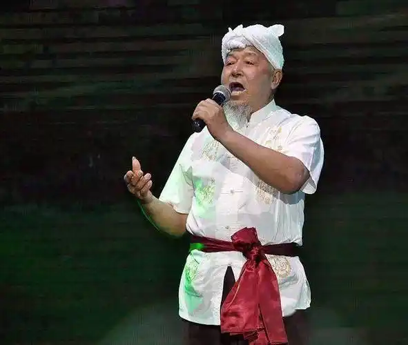 延安市第四届人大代表,陕西省十大歌手之一,陕西省陕北民歌非遗传承人