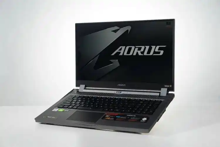 自带机械键盘且c面凉爽的大屏电竞本技嘉aorus17g体验