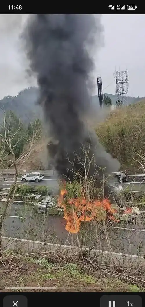 包茂高速车祸现场惨不忍睹3车连环相撞车主痛哭哀嚎