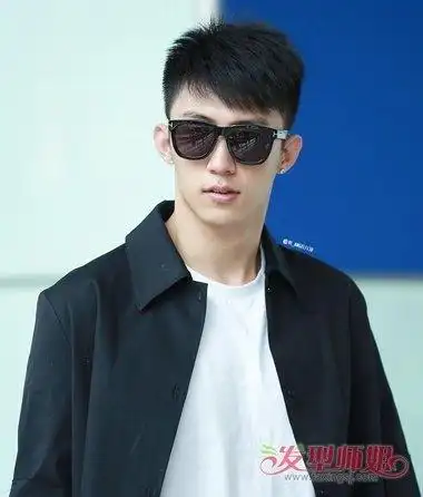 男生发型 男生短发 >> 新生报到做个军训必备阳光短发 大学生短发造型