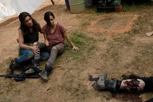 来扒一下行尸走肉里最后被小女孩爆头的机枪女