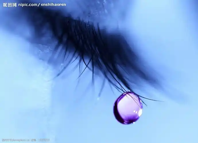 流泪的眼睛图片
