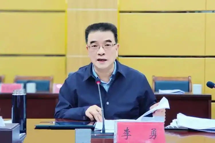 李勇主持召开县委第十三届12次常委会会议