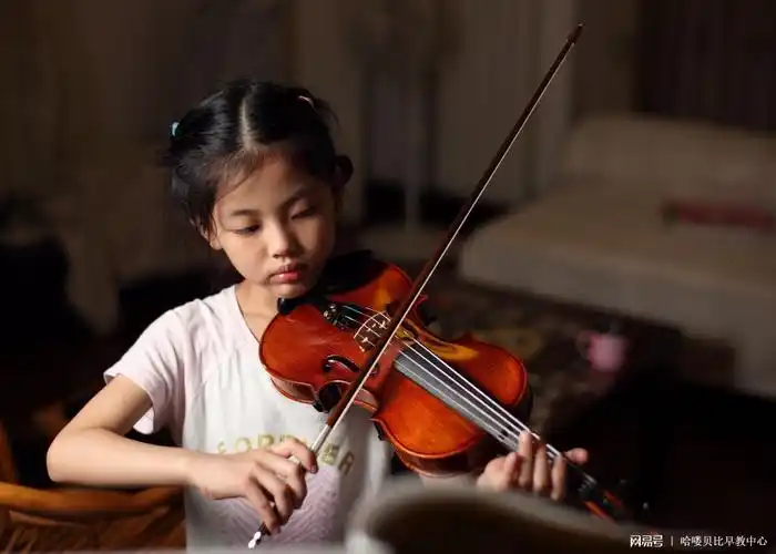 宝宝几岁学小提琴合适   普遍意见认同小提琴演奏是单手拿琴站立