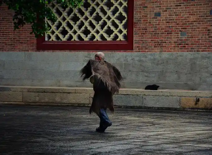 穿斗笠的老和尚.