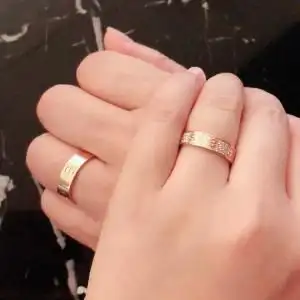 cartier/卡地亚戒指love经典款18k玫瑰金宽窄版情侣对戒男女婚戒
