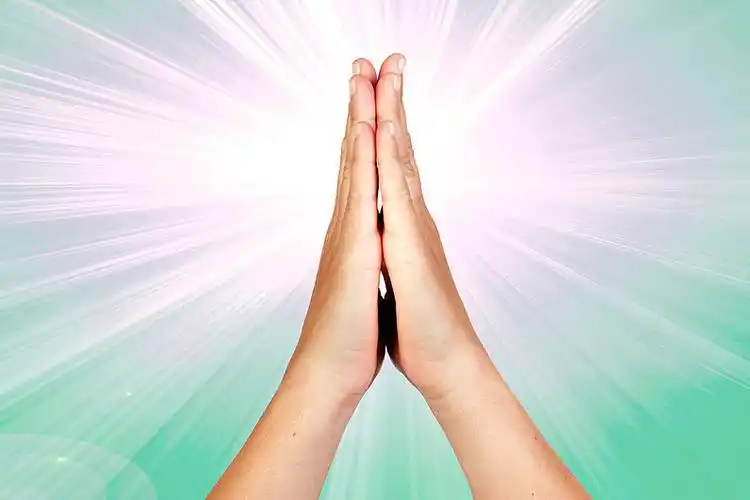 合掌,祈祷,光线,绿色背景_高清图片_全景视觉