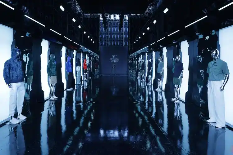 中国服饰品牌七匹狼,作为"夹克专家",这次大秀舞台在魔都东方绿洲"