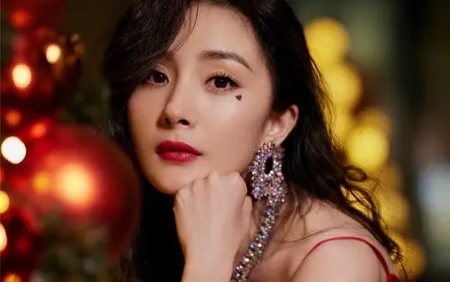 杨幂吊带红裙妩媚性感壁纸99