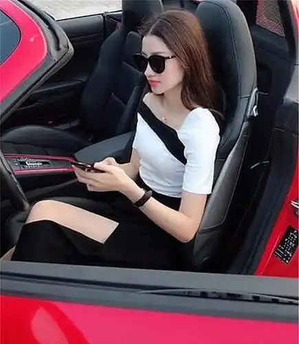 街头偶遇74万保时捷,看到车主身材那一刻,恨不得上去问手机号