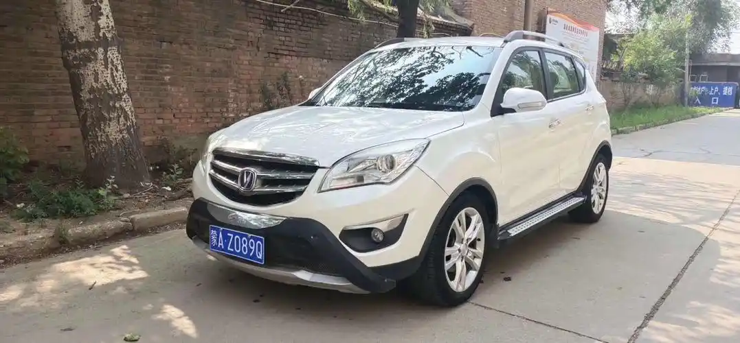 13款的长安cs35敦实稳重的造型看上去还是比较有安全感的