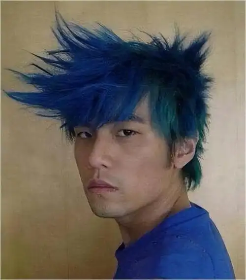 董宇辉重回杀马特时代,照镜子引发共情,曾留过周董同款发型!