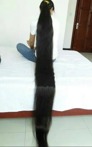 她的长发留了十几年了,长度