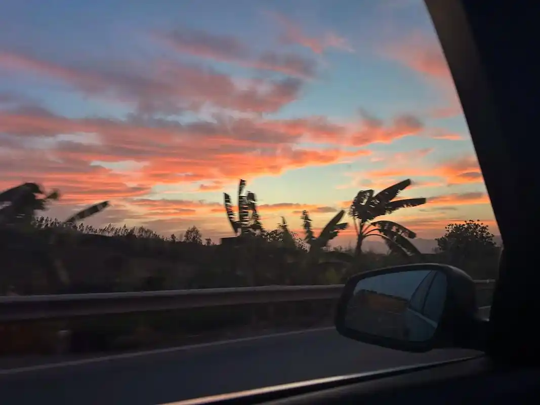 来.晒一下你车窗外的风景#日落🌇 #晚霞红