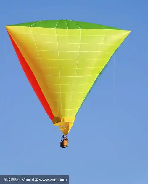 晴空上的三角形热气球
