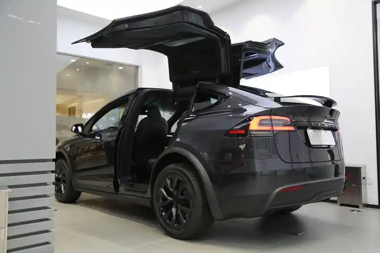 新款model x已经到店!来感受鹰翼门_不止聊车社区_易车社区